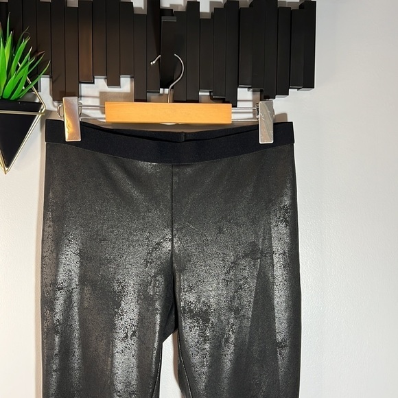 HUE distressed leatherette leggings, black size medium EUC - Picture 3 of 9